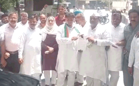 गौवंश में रहस्यमयी बीमारी के खिलाफ विकास भवन पर गरजे कांग्रेसजन, सौंपा ज्ञापन