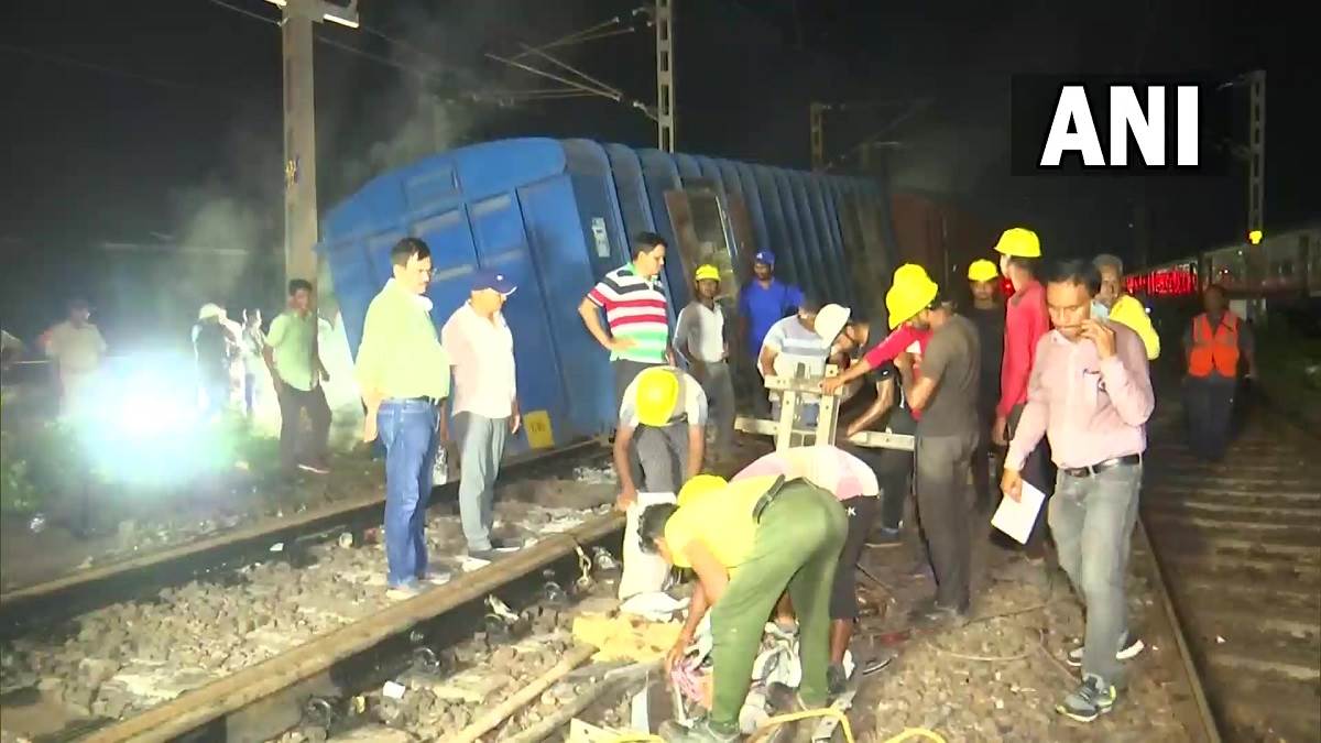 Bhubaneswar Goods Train Derail: भुवनेश्वर रेलवे स्टेशन के पास मालगाड़ी के पांच डिब्बे पटरी से उतरे, कई ट्रेनें प्रभावित होने से स्टेशन पर सो रहे यात्री