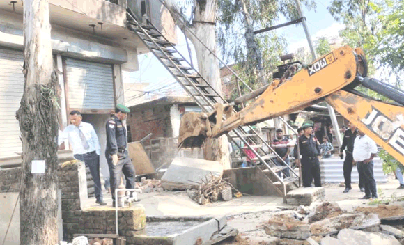 निगम की चली जेसीबी, चार दुकानों का अतिक्रमण ध्वस्त