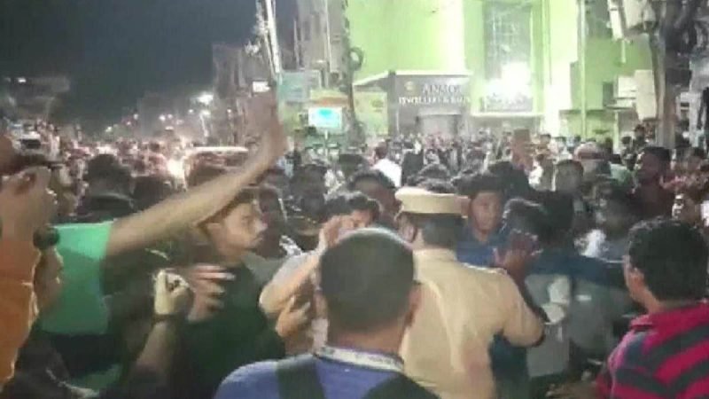 Prophet Muhammad Remarks Row: भाजपा विधायक टी राजा सिंह की पैगंबर मुहम्मद पर टिप्पणी को लेकर हैदराबाद के शालिबंद में जुटे प्रदर्शनकारी, पुलिस ने किया लाठीचार्ज