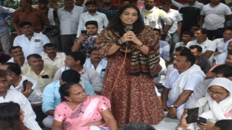 मेरठ में सीएम कर रहे थे बैठक, बाहर पार्क में श्रीकांत त्‍यागी की पत्नी सुना रही थीं आपबीती, भाजपा का हुआ विरोध