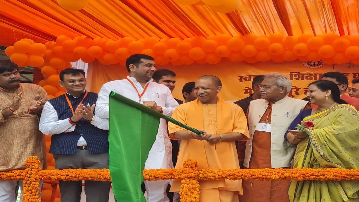 मेरठ पुलिस लाइन पहुंचे सीएम योगी, नगरीय सुव‍िधाओं को द‍िया ग्रीन स‍िग्‍नल