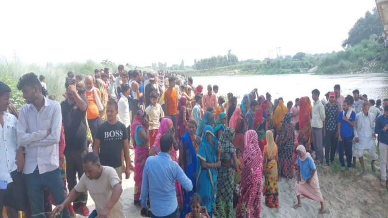 यूपी के हरदोई में बड़ा हादसा, पुल से नदी में गिरी किसानों से भरी ट्रैक्टर-ट्राली, 7 लापता; 13 निकाले गए