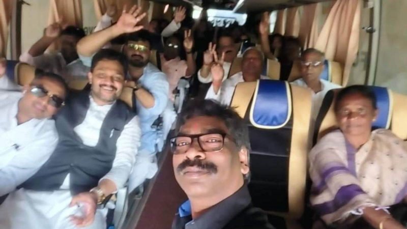 Hemant Soren LIVE: हेमंत सोरेन सभी विधायकों को लेकर छत्तीसगढ़ रवाना, झारखंड में सियासी संकट गहराया