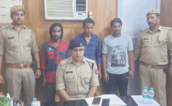 अवैध पटाखा फैक्ट्री चलाते तीन आरोपी गिरफ्तार, चार फरार