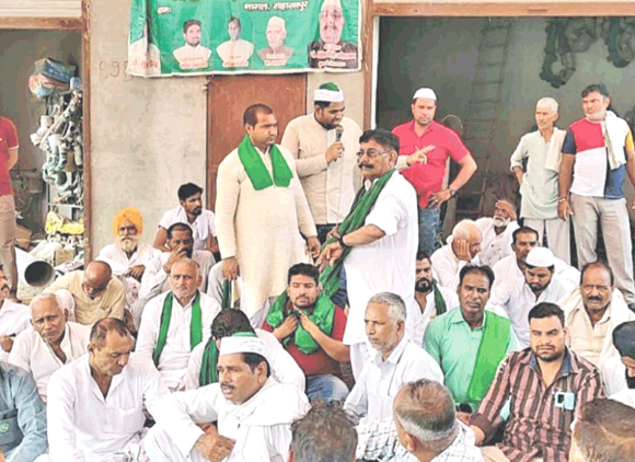 एसडीएम के आश्वासन पर किसानों ने धरना किया समाप्त