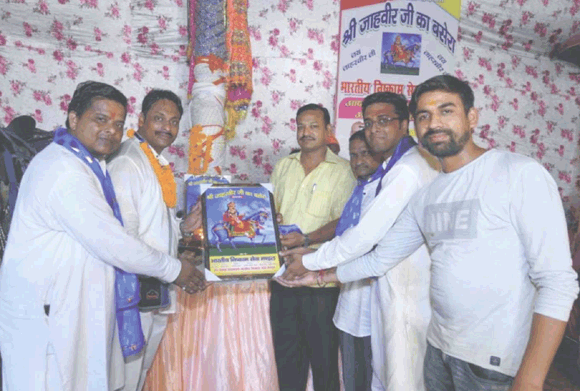 आस्था व श्रद्धा के साथ श्रद्धालुओं ने किया छड़ी पूजन