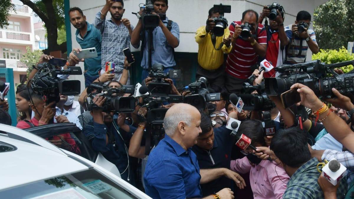 पत्नी के साथ बैंक पहुंचे मनीष सिसोदिया, सीबीआई के अधिकारी भी मौजूद; आज खंगालेगी लॉकर
