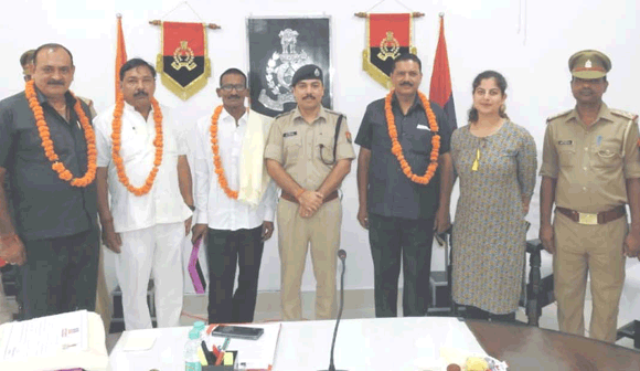 सेवानिवृत्त होने पर पुलिसकर्मियों का किया सम्मान