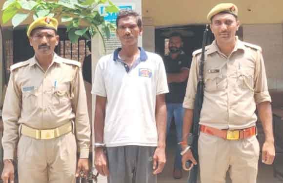 पुलिस के हत्थे चढ़ा शातिर मोबाइल चोर, दो फरार