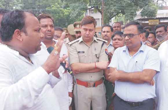 साथी की मौत पर गुस्साए सफाई कर्मियों ने किया नगर निगम कार्यालय पर हंगामा व प्रदर्शन