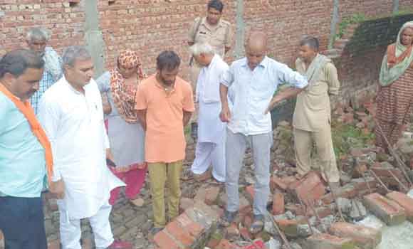 मकान गिरने से पत्नी की मौत, किसान घायल