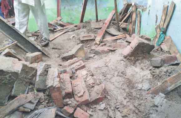 कच्चा मकान गिरने से बाप-बेटे घायल