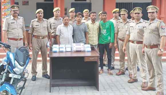 पुलिस के हत्थे चढ़े शातिर लुटेरे, लूटा गया सामान बरामद