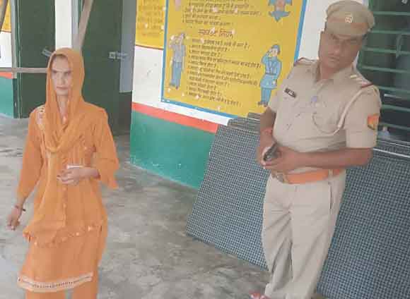 कड़ी सुरक्षा व्यवस्था के बीच मतदाताओं ने किया अपने मताधिकार का प्रयोग