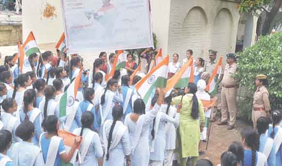 रैली निकालकर छात्राओं ने किया तिरंगा फहराने के प्रति जागरूक