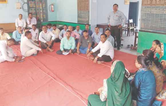 मारपीट से क्षुब्ध शिक्षकों ने कार्य बहिष्कार कर दिया धरना