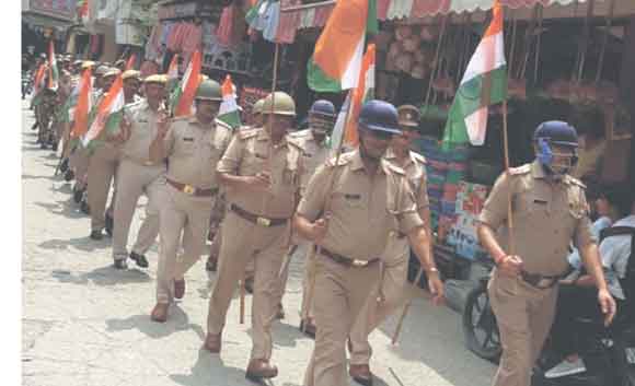 पुलिस व आरआरएफ के जवानों ने निकाला फ्लैग मार्च