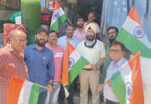 व्यापारियों ने बाजारों में चलाया तिरंग वितरण अभियान