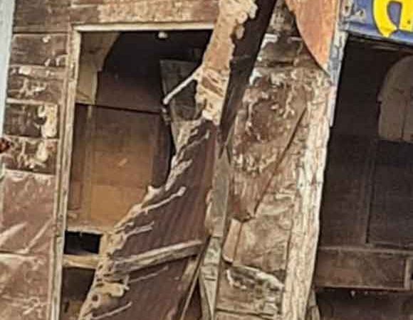वर्षो से सडक पर अतिक्रमण कर बीचो बीच रखा नाई का खोखा हटा