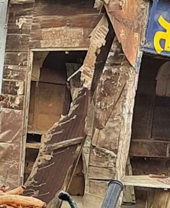 वर्षो से सडक पर अतिक्रमण कर बीचो बीच रखा नाई का खोखा हटा
