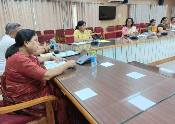 माननीय मंत्री श्रीमती बेबी रानी मौर्य ने खलासी लाइन स्थित दो आंगनबाड़ी केंद्रों का किया लोकार्पण एवं की विभागीय समीक्षा बैठक