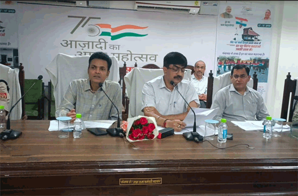 लम्पी स्किन डिसीज की रोकथाम हेतु जनपद के लिए नामित नोडल अधिकारी ने जिलाधिकारी एवं वरिष्ठ पुलिस अधीक्षक की उपस्थिति में की समीक्षा बैठक