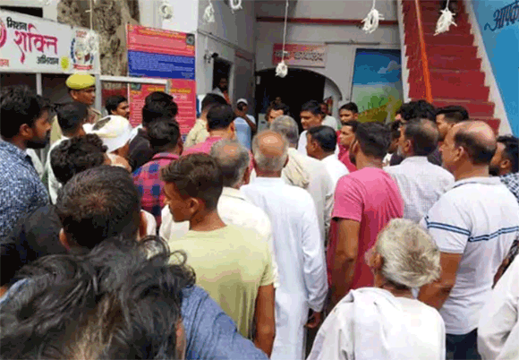 मूर्ति खंडित करने से आक्रोशित ग्रामीणों का हंगामा