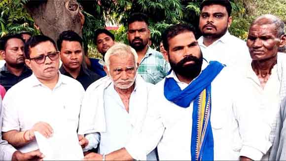 वृद्ध ग्रामीण ने एसडीएम को ज्ञापन देकर लेखपाल पर लगाया आरोप