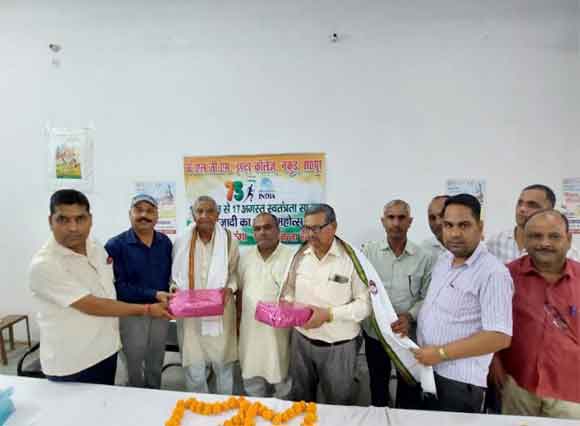 आजादी के अमृत महोत्सव के मौके पर स्वतंत्रता सैनानी के परिजनो को सम्मानित किया