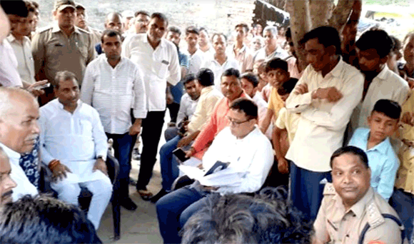 शोकाकुल परिवारों को सांत्वना देने गांव सुन्हेटी पहुंचे राज्यमंत्री कुवंर ब्रिजेश सिंह