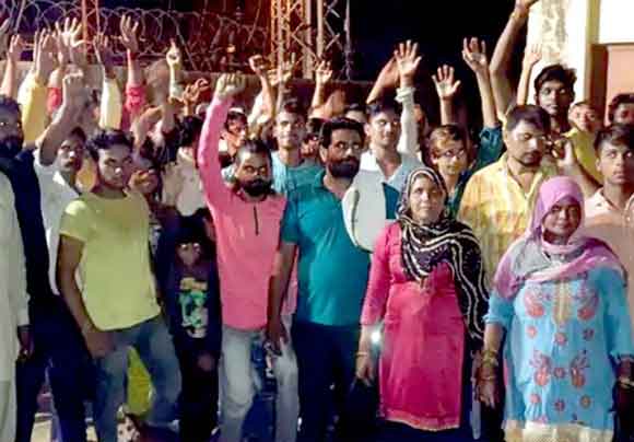 देवबंद में बिजली की समस्या को लेकर ग्रामीणों का ने किया प्रर्दशन