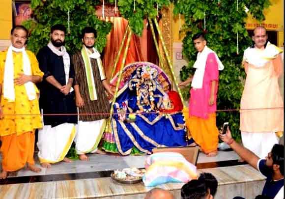 श्री राधा वल्लभ मंदिर में चल रहा झूला उत्सव
