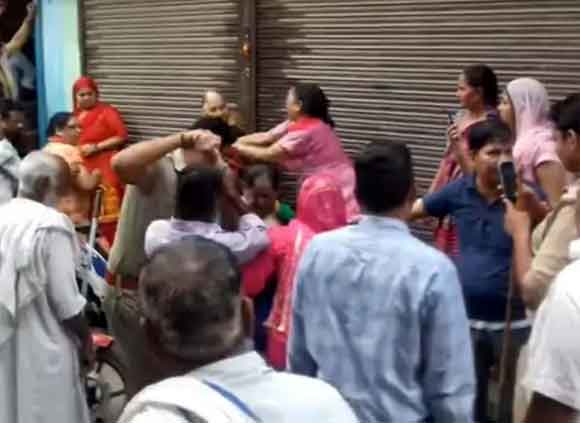 दुकान पर कब्जे को लेकर भिडें दो पक्ष, पुलिस कर्मीयों के सामने होती रही मारपीट, कई लोग घायल