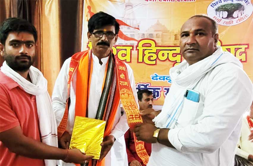 जिला अध्यक्ष डॉ वीरेंद्र चौधरी को सम्मानित करते मोंकित पुंडीर व अमरनाथ जी