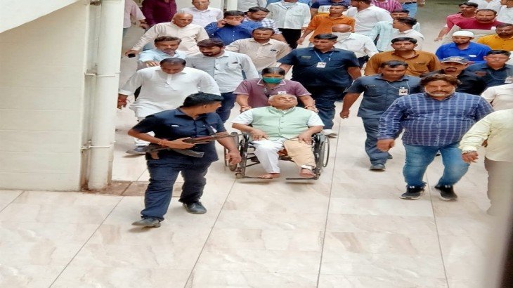 तिरंगा यात्रा में गुजरात के पूर्व उप मुख्यमंत्री नितिन पटेल घायल, गाय ने मारी टक्कर
