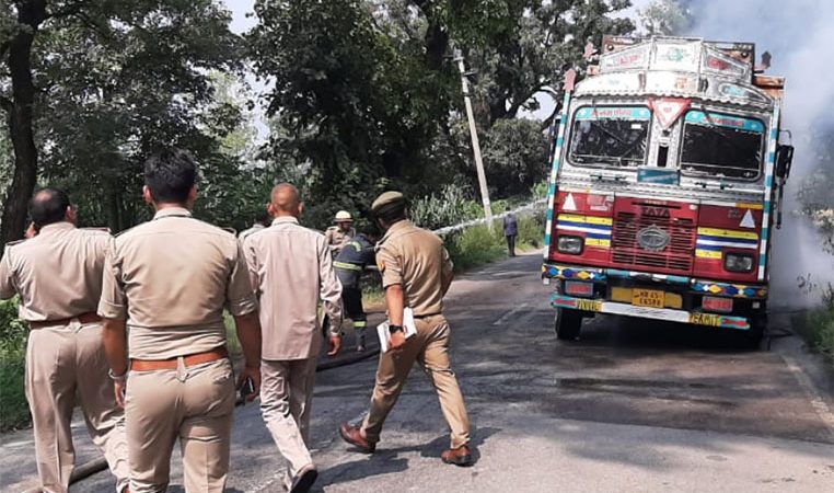गैस सिलेंडरों से भरी गाड़ी में आग लगने मची अफ़रा-तफ़री