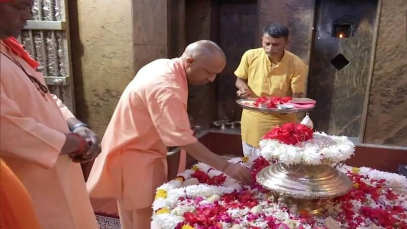 मुख्यमंत्री योगी आदित्यनाथ ने बलरामपुर में देवीपाटन मंदिर पहुंचकर पूजा-अर्चना की