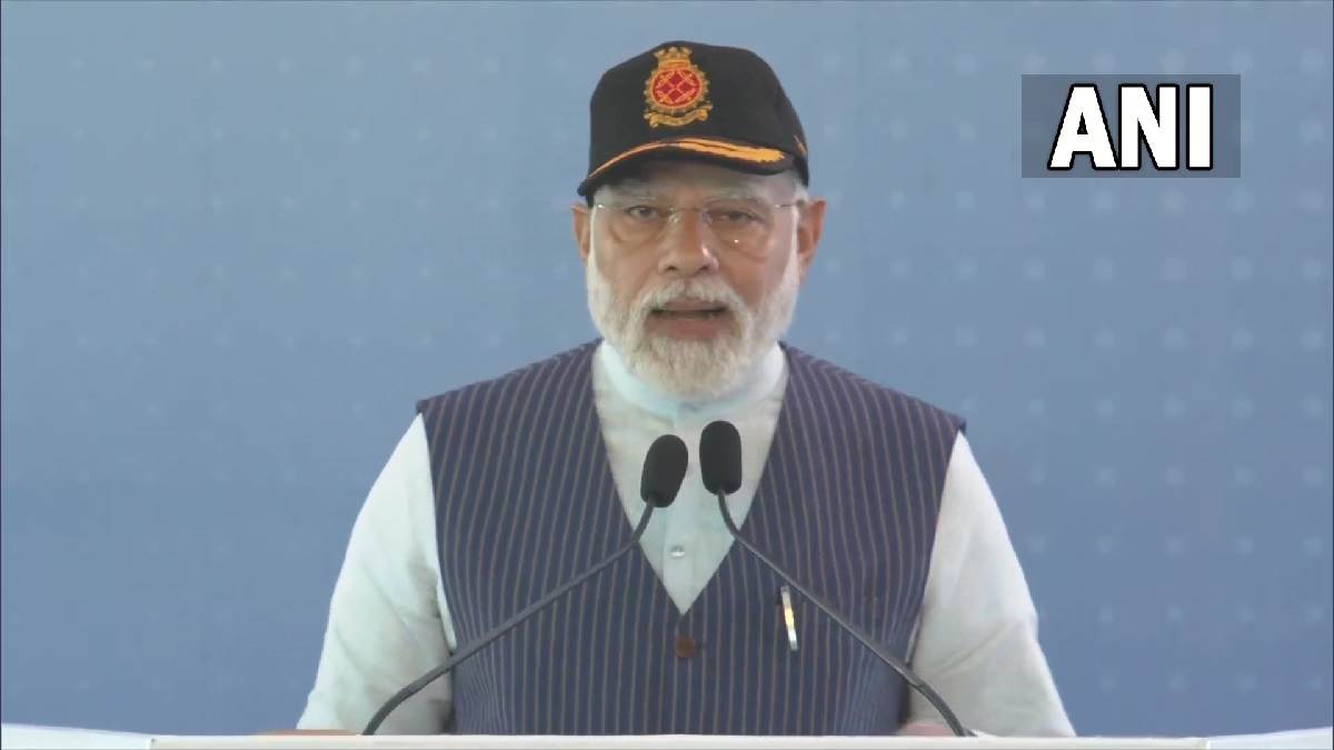 पीएम मोदी ने नेवी को सौंपा INS Vikrant, बोले- ये युद्धपोत ही नहीं, तैरता हुआ शहर है