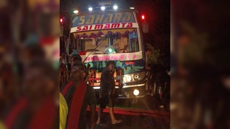 बाराबंकी में बड़ा सड़क हादसा: ट्रक ने खड़ी बस को मारी टक्कर, चार लोगों की दर्दनाक मौत