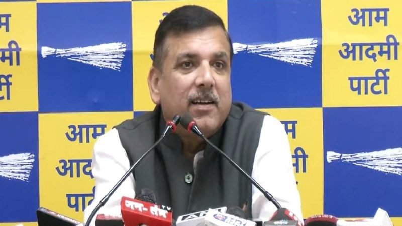 AAP नेता संजय सिंह ने प्रेसवार्ता में फाड़ा उपराज्यपाल विनय कुमार सक्सेना का नोटिस, कहा- नहीं मांगेंगे माफी