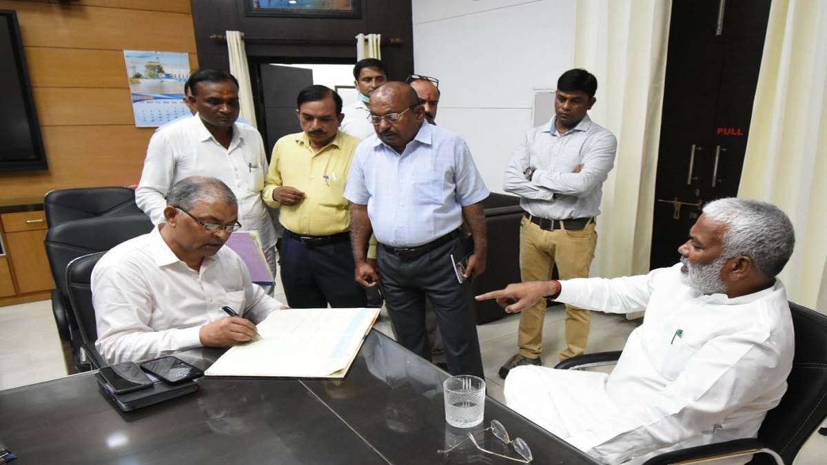 लखनऊ सिचाईं विभाग में 75 प्रतिशत कर्मी मिले गायब, जलशक्ति मंत्री ने किया औचक दौरा