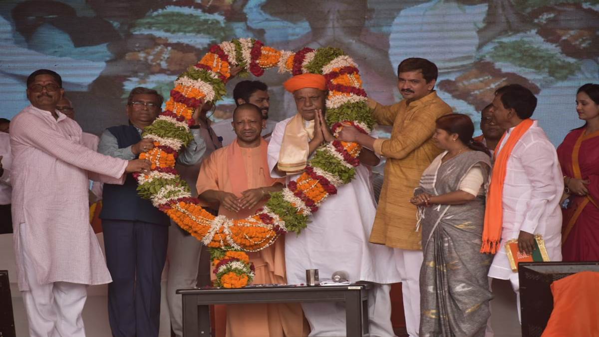 गाजीपुर पहुंचे मुख्‍यमंत्री योगी आदित्‍यनाथ, कार्यक्रम में काले कपड़ों पर पुलिस ने लगाया प्रतिबंध