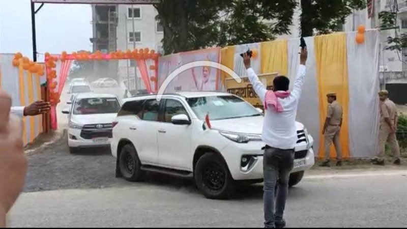 जौनपुर में मुख्यमंत्री की सुरक्षा में भारी चूक, सपा कार्यकर्ता ने दिखाया काला कपड़ा, पुलिस ने लिया हिरासत में