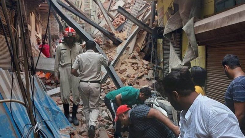 आजाद मार्केट में ढही 4 मंजिला इमारत, 8 मजदूर दबे; राहत व बचाव में जुटी दमकल की टीम