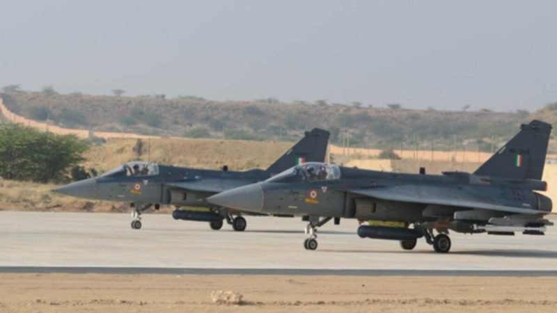 पाकिस्तान के F-16 के साथ सुर्खियों में आया भारतीय Tejas Fighter Jet, आखिर क्‍यों दीवानी है इसकी दुनिया