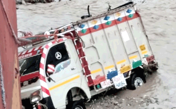 शाकम्भरी सिद्धपीठ परिसर में पानी आने से बहे श्रद्धालुओं के वाहन, मची अफरा-तफरी