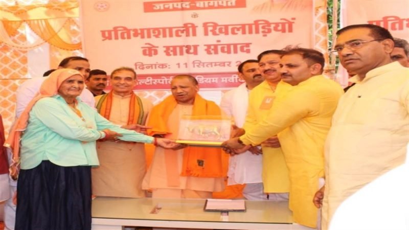 बागपत में बोले सीएम योगी आदित्यनाथ-दस-दस गावों के कलस्टर बनाकर खोले जाएंगे स्टेडियम