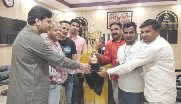 स्टोन क्रेशर स्वामियों ने खिलाड़ी को किया सम्मानित