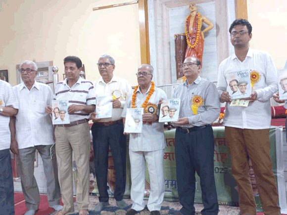 साहित्य का काम रिझाना नहीं जगाना है: कमल